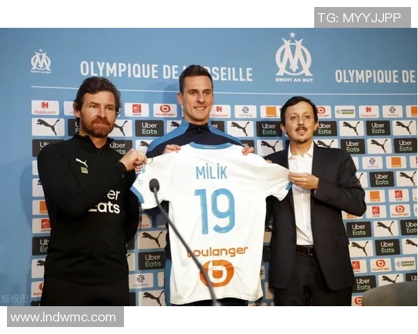 德里赫特受邀担任国际米兰名誉主席，球迷热烈欢迎